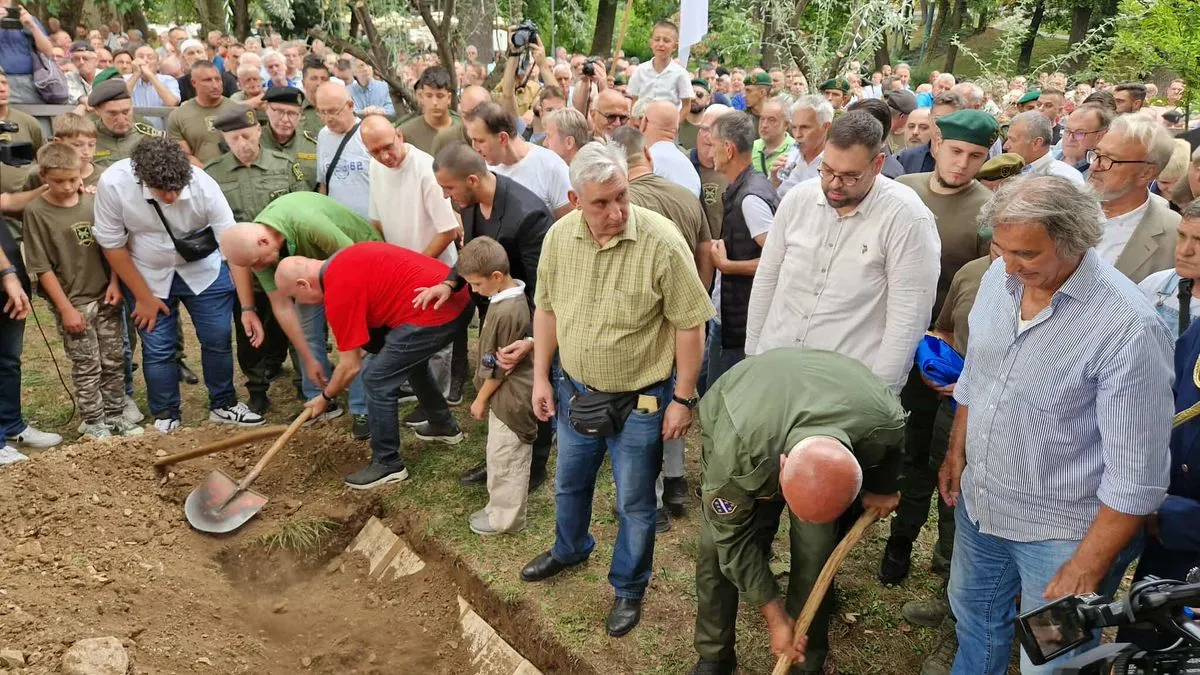 U haremu Bakrbabine džamije obavljen ukop rahmetli Emina Švrakića: Bio je čovjek vizije