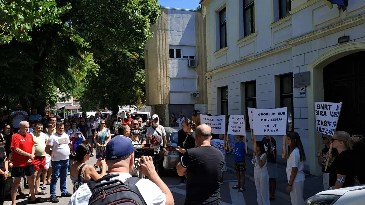 Umjetnički performans ispred Gradske uprave Stolac: Prazan tabut – puna poruka