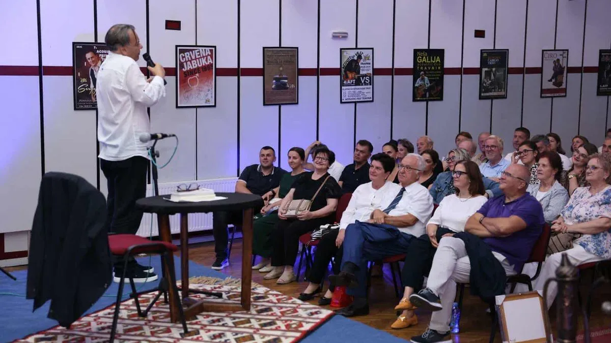 Topla atmosfera, neposredna komunikacija s publikom i prepoznatljiv duh njegovog humora učinili su ovu večer nezaboravnom