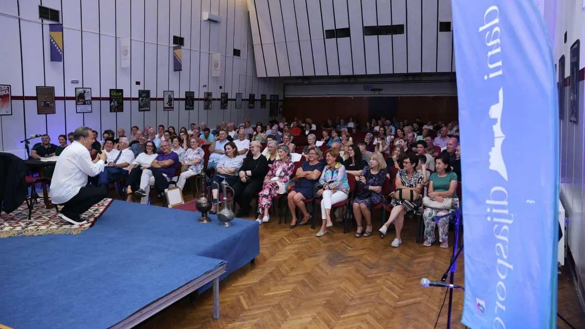 Topla atmosfera, neposredna komunikacija s publikom i prepoznatljiv duh njegovog humora učinili su ovu večer nezaboravnom