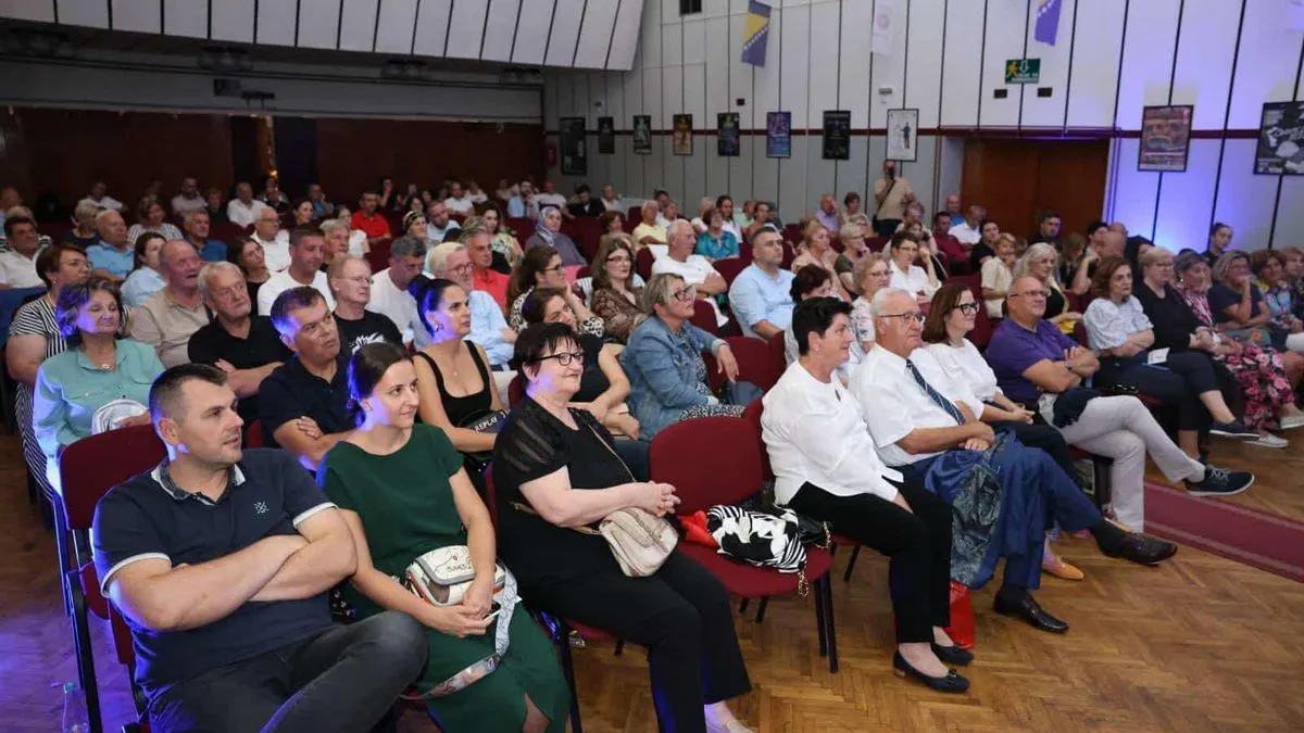 Topla atmosfera, neposredna komunikacija s publikom i prepoznatljiv duh njegovog humora učinili su ovu večer nezaboravnom