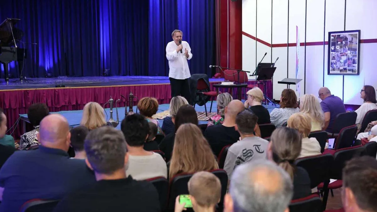 Topla atmosfera, neposredna komunikacija s publikom i prepoznatljiv duh njegovog humora učinili su ovu večer nezaboravnom