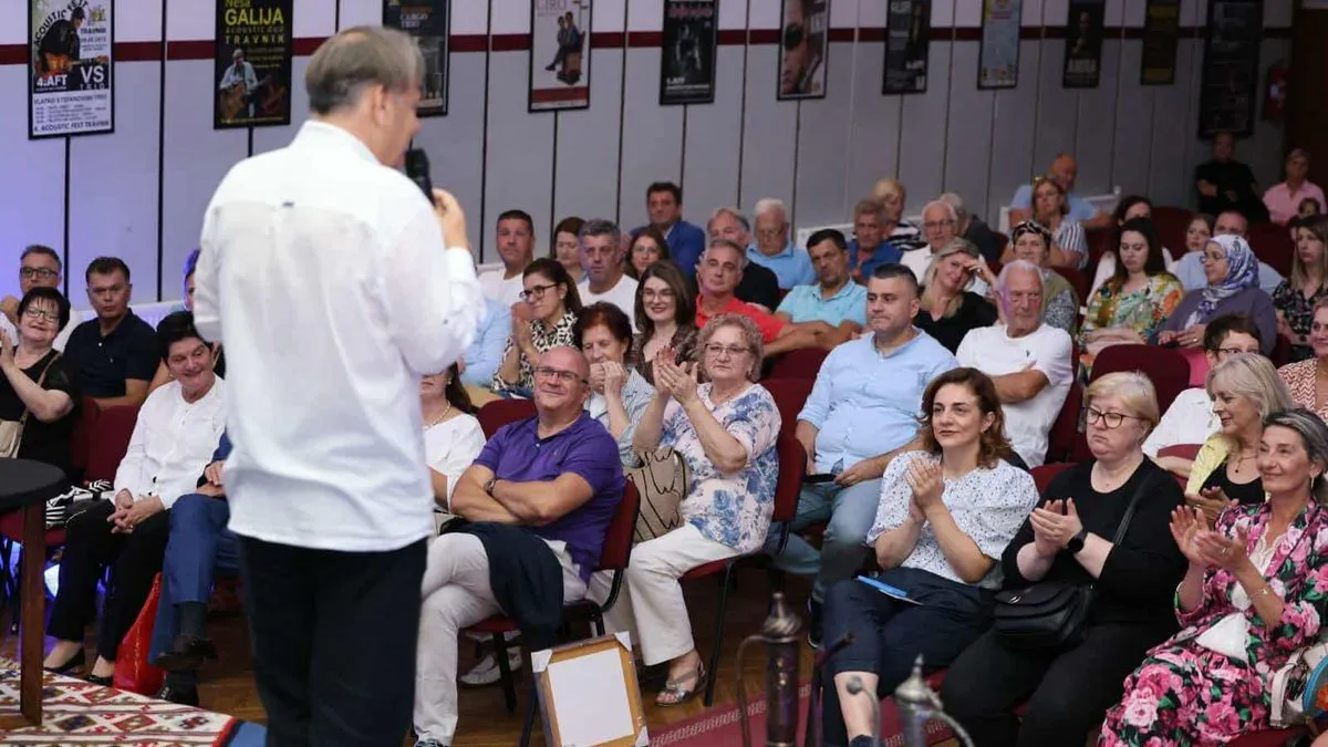 Topla atmosfera, neposredna komunikacija s publikom i prepoznatljiv duh njegovog humora učinili su ovu večer nezaboravnom