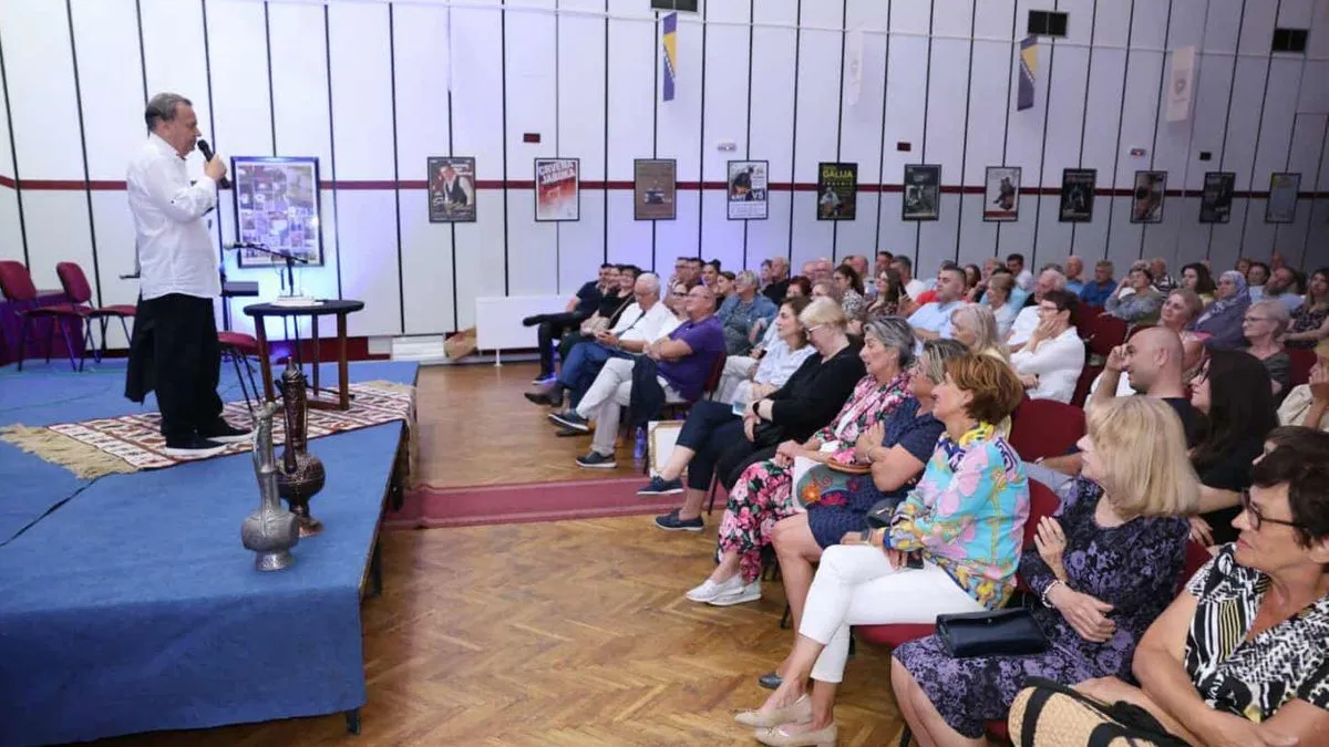 Topla atmosfera, neposredna komunikacija s publikom i prepoznatljiv duh njegovog humora učinili su ovu večer nezaboravnom