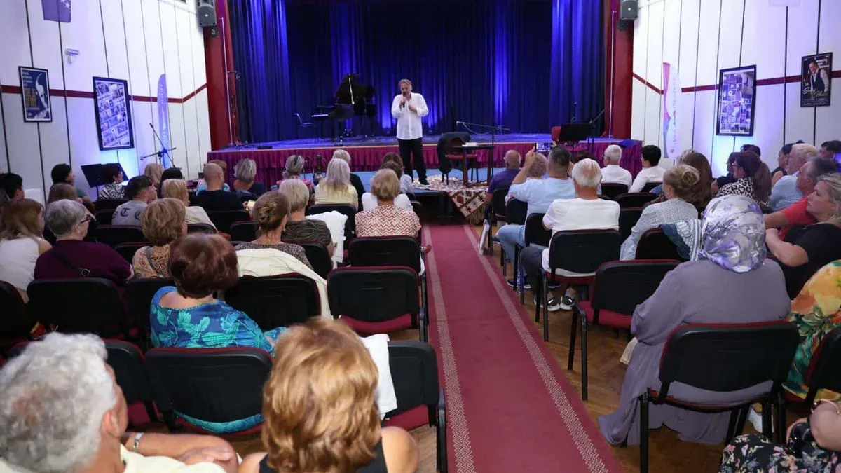 Topla atmosfera, neposredna komunikacija s publikom i prepoznatljiv duh njegovog humora učinili su ovu večer nezaboravnom
