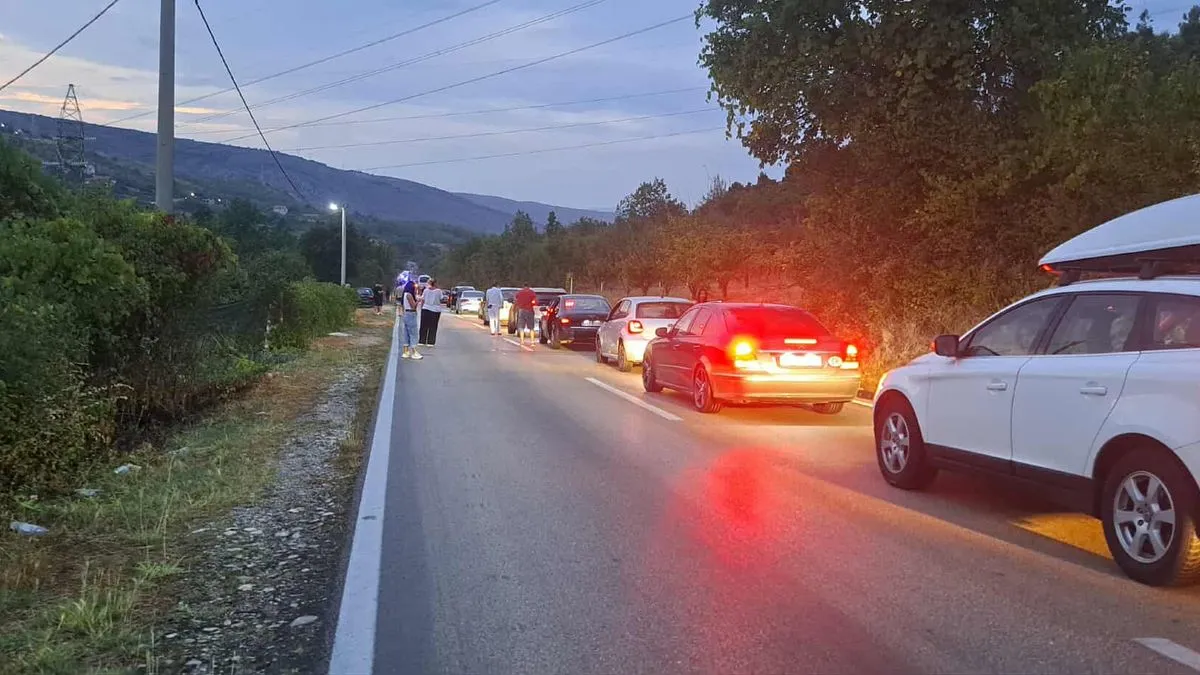Zbog siline udara, vatrogasci su morali intervenirati kako bi iz smrskanog automobila izvukli povrijeđenu osobu.