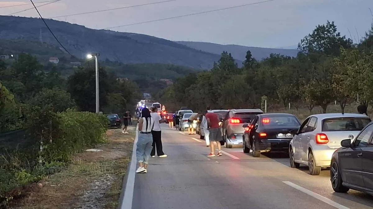 Zbog siline udara, vatrogasci su morali intervenirati kako bi iz smrskanog automobila izvukli povrijeđenu osobu.