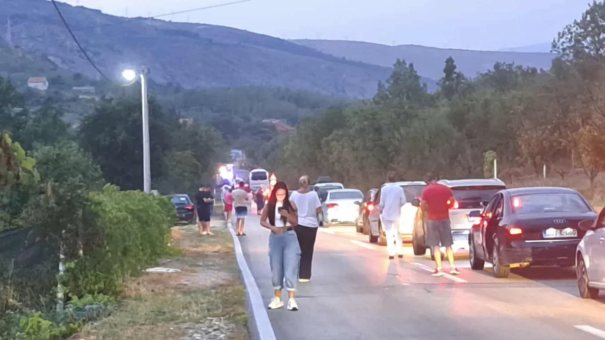 Zbog siline udara, vatrogasci su morali intervenirati kako bi iz smrskanog automobila izvukli povrijeđenu osobu.