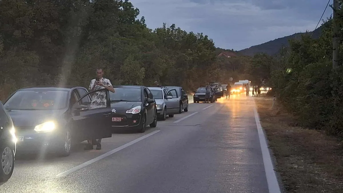 Zbog siline udara, vatrogasci su morali intervenirati kako bi iz smrskanog automobila izvukli povrijeđenu osobu.