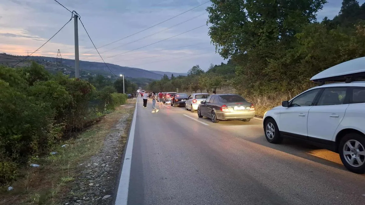 Zbog siline udara, vatrogasci su morali intervenirati kako bi iz smrskanog automobila izvukli povrijeđenu osobu.