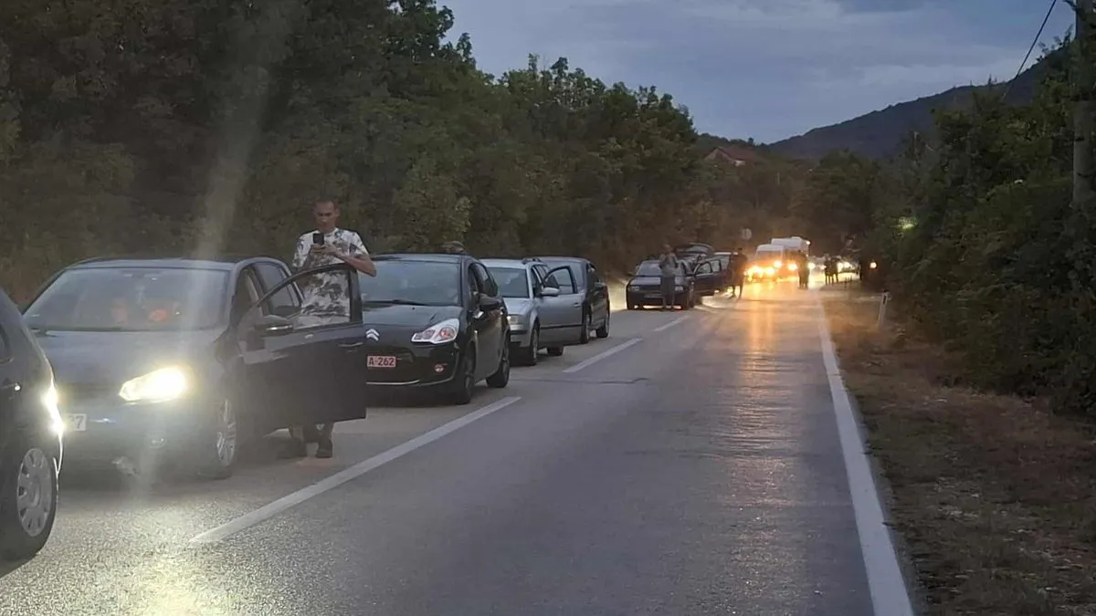 Zbog siline udara, vatrogasci su morali intervenirati kako bi iz smrskanog automobila izvukli povrijeđenu osobu.
