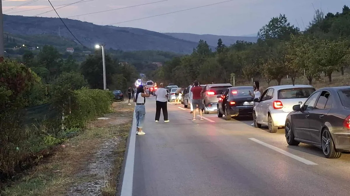 Zbog siline udara, vatrogasci su morali intervenirati kako bi iz smrskanog automobila izvukli povrijeđenu osobu.