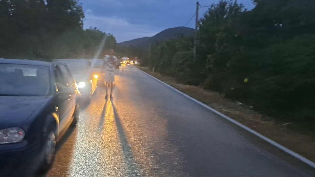 Zbog siline udara, vatrogasci su morali intervenirati kako bi iz smrskanog automobila izvukli povrijeđenu osobu.