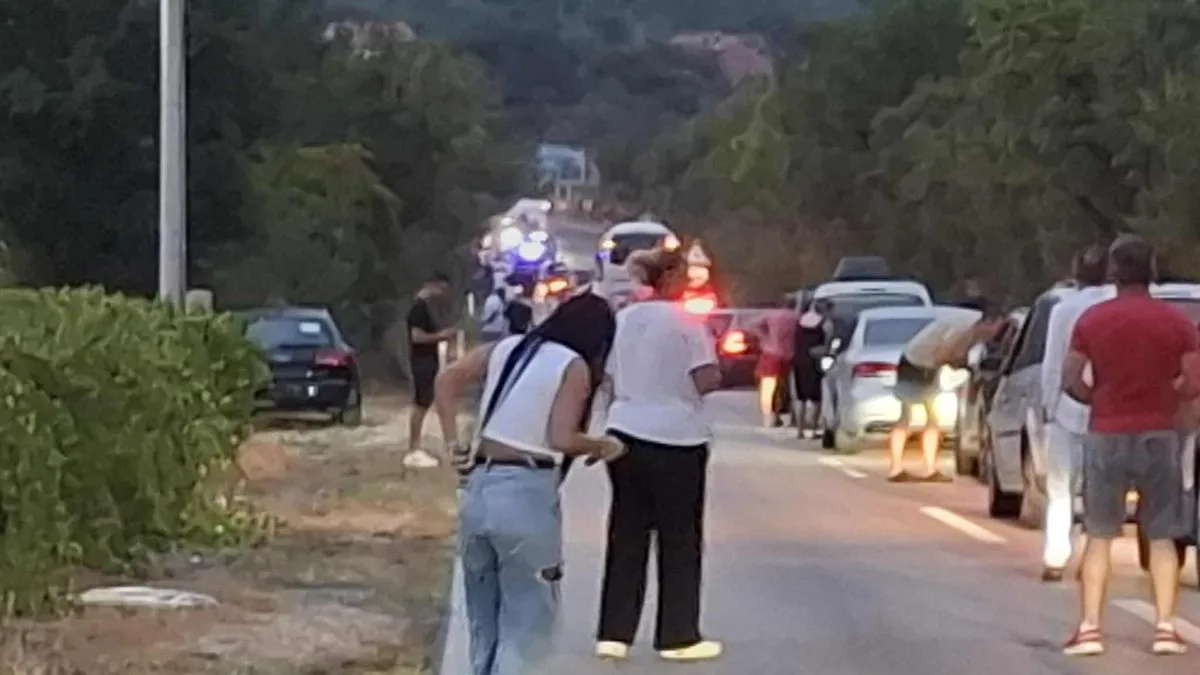 Zbog siline udara, vatrogasci su morali intervenirati kako bi iz smrskanog automobila izvukli povrijeđenu osobu.