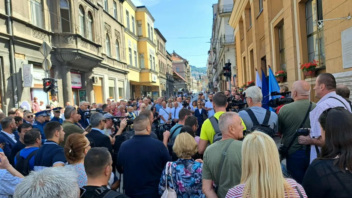 Masakr na Markalama iz augusta 1995. je bio posljednji veliki zločin počinjen od velikosrpskih paravojnih snaga nad civilima Sarajeva