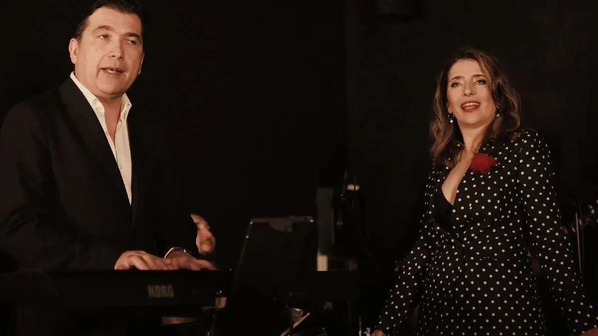 Muzički aranžman donosi mediteranski ugođaj, melodiju koja podsjeća na more, romantiku i emociju