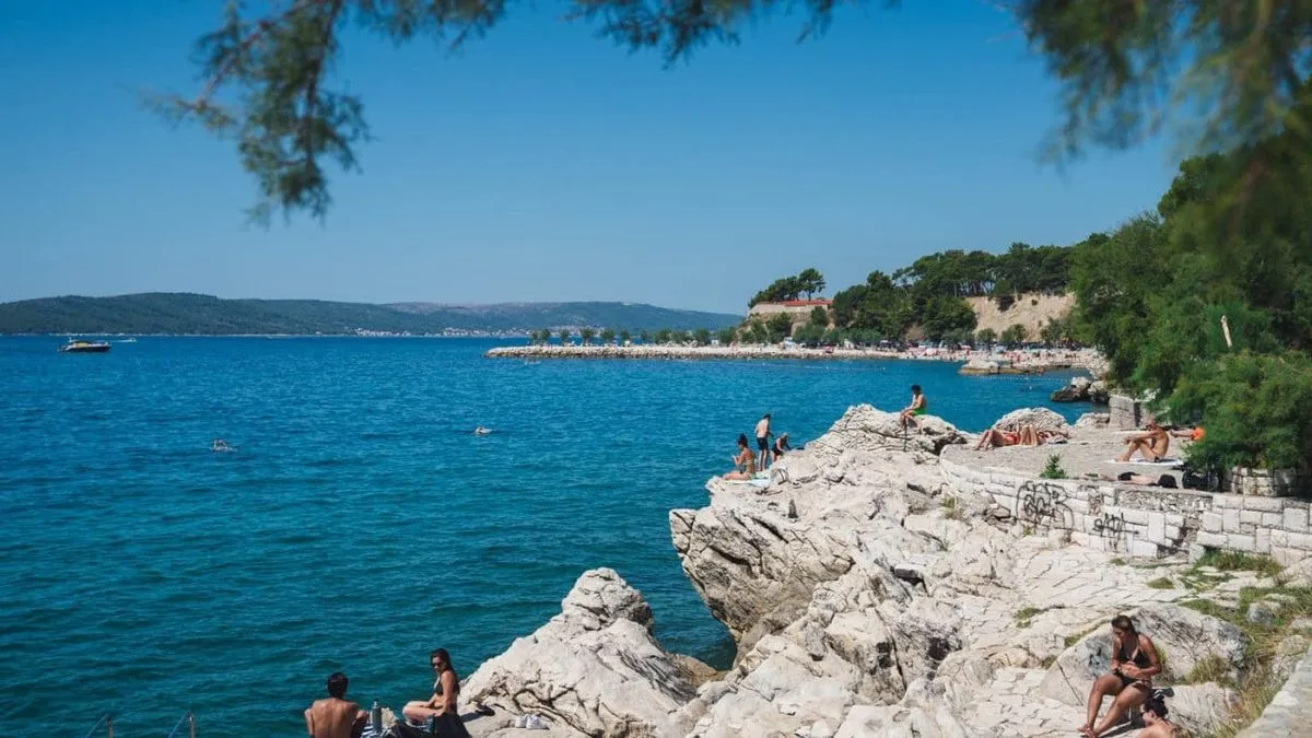 Zvuk smijeha, muzike i dječije igre stapaju se s mirisom mora i kreme za sunčanje, stvarajući sliku pravog mediteranskog ljeta