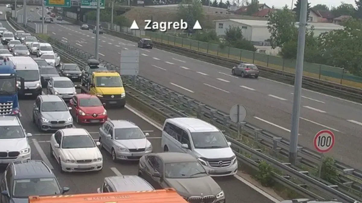 Vatrogasci su dojavu o nesreći između Lučkog i Jankomira zaprimili u 12.10 sati