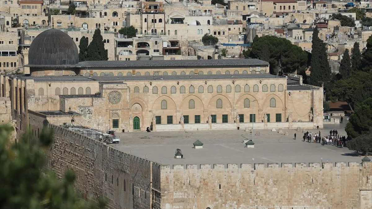 Jevreji to područje nazivaju Brdom hrama, govoreći da su se na njemu u davna vremena nalazila dva jevrejska hrama.