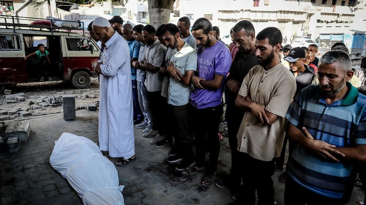Svjedoci su naveli da je udar izveden na grupu civila okupljenih u dvorištu bolnice.
