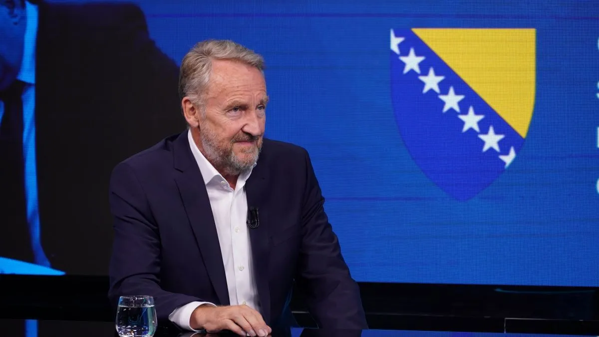 Izetbegović smatra kako se stranci povlače pred Dodikom te da nakon toga dođu oni koji popuštaju kako bi se sve to nekako smirilo. 