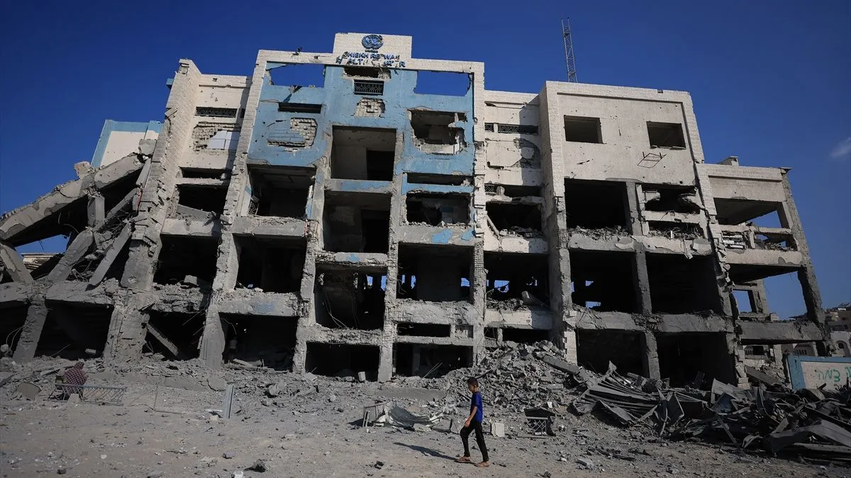 Zgrada UNRWA-e i njena okolina, smještena u naselju Sheikh Radwan, koja je pružala utočište raseljenim Palestincima pretrpjela je veliku štetu usljed napada
