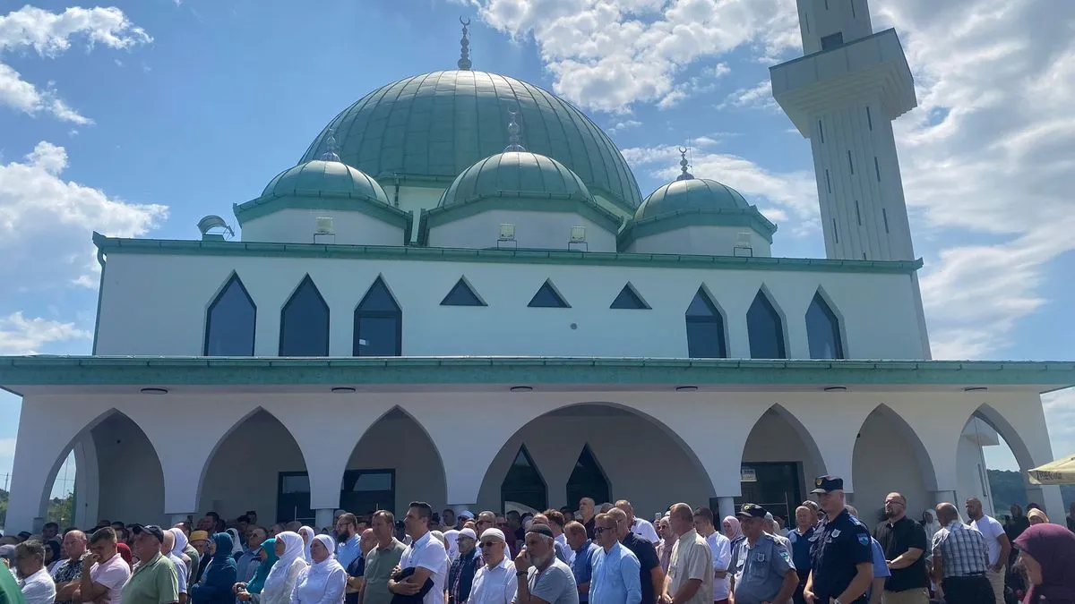 Džamija nas uči kako da budemo bolji ljudi, kako da ispravno mjerimo u trgovini, u poslu, u pravdi i u međusobnim odnosima.