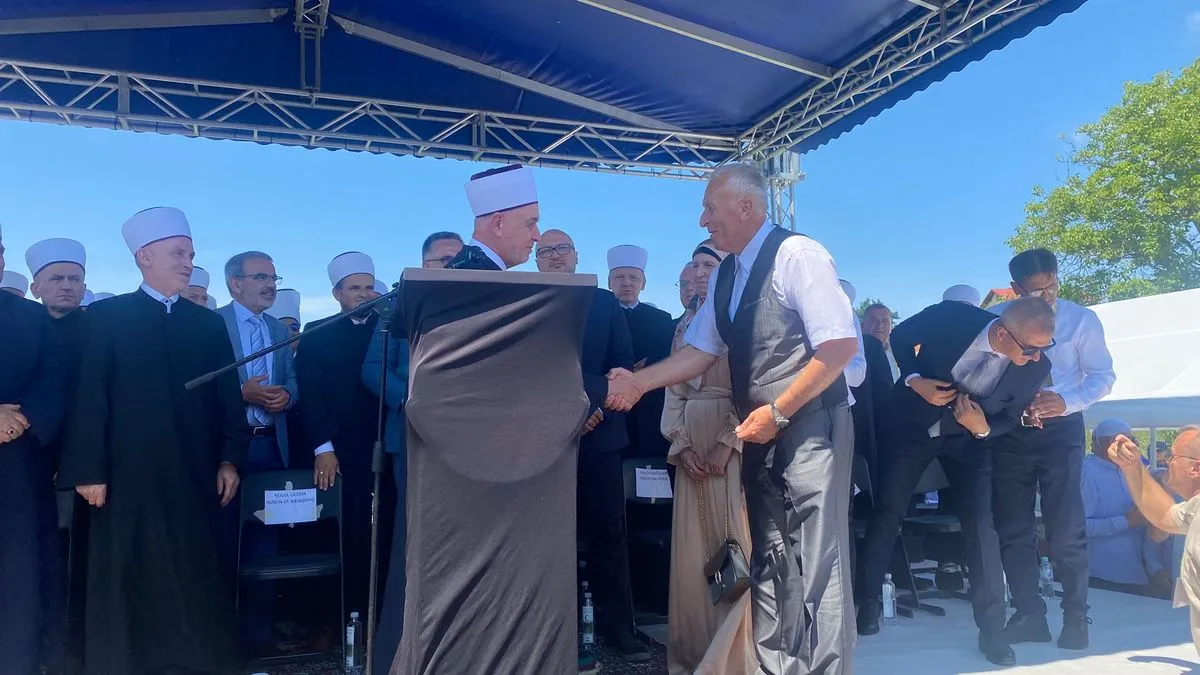 Džamija nas uči kako da budemo bolji ljudi, kako da ispravno mjerimo u trgovini, u poslu, u pravdi i u međusobnim odnosima.