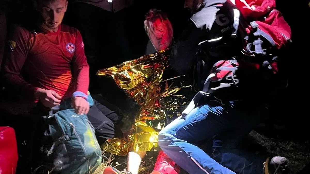 Transport je vođen preko strmog i kamenitog planinskog reljefa.