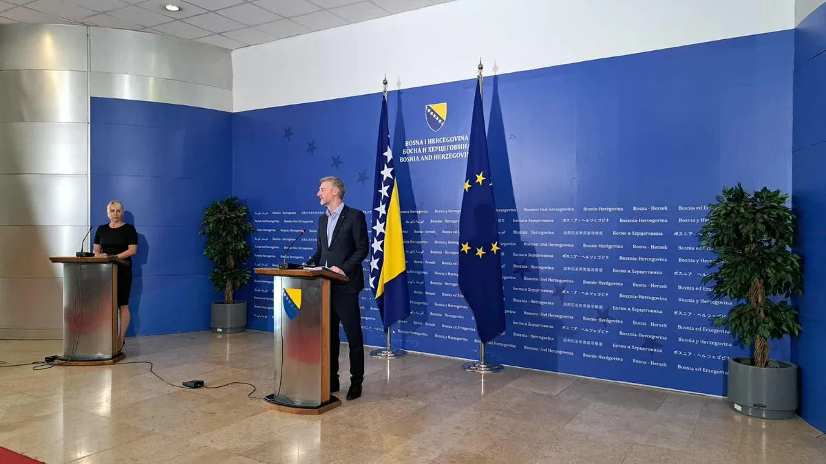 Ministar Košarac je sve vrijeme obraćajući se javnosti jednu ruku držao u džepu.