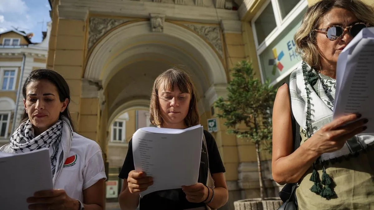 Građani su nosili i transparente "Stojimo protiv genocida u Gazi", "Solidarno uz narod Palestine" i "Uz žrtve, ne uz zločince"