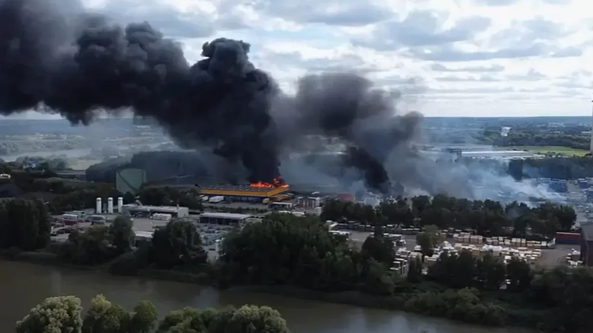 Vatrogasna jedinica pozvala je stanovnike da izbjegavaju područje i drže prozore i vrata zatvorenima.