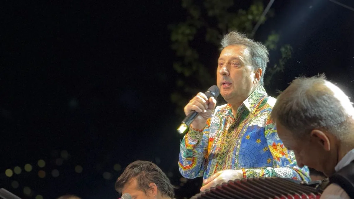 Nigdje, ali nigdje ne možete se prepustiti Sarajevu kao sa Žute tabije, a slušati izvedbe Harija Varešanovića jedinstvena je savršenost.