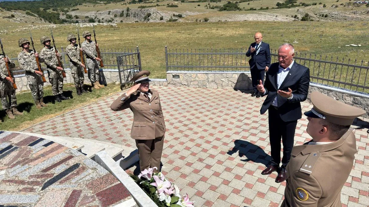 Žalosti me što se u nekim dijelovima BiH i danas ratni zločinci glorifikuju i odlikuju, poručio je Helez
