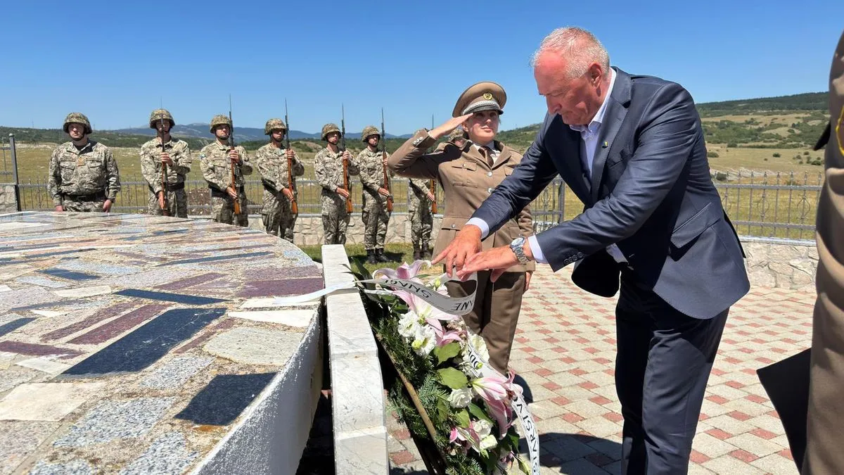 Žalosti me što se u nekim dijelovima BiH i danas ratni zločinci glorifikuju i odlikuju, poručio je Helez