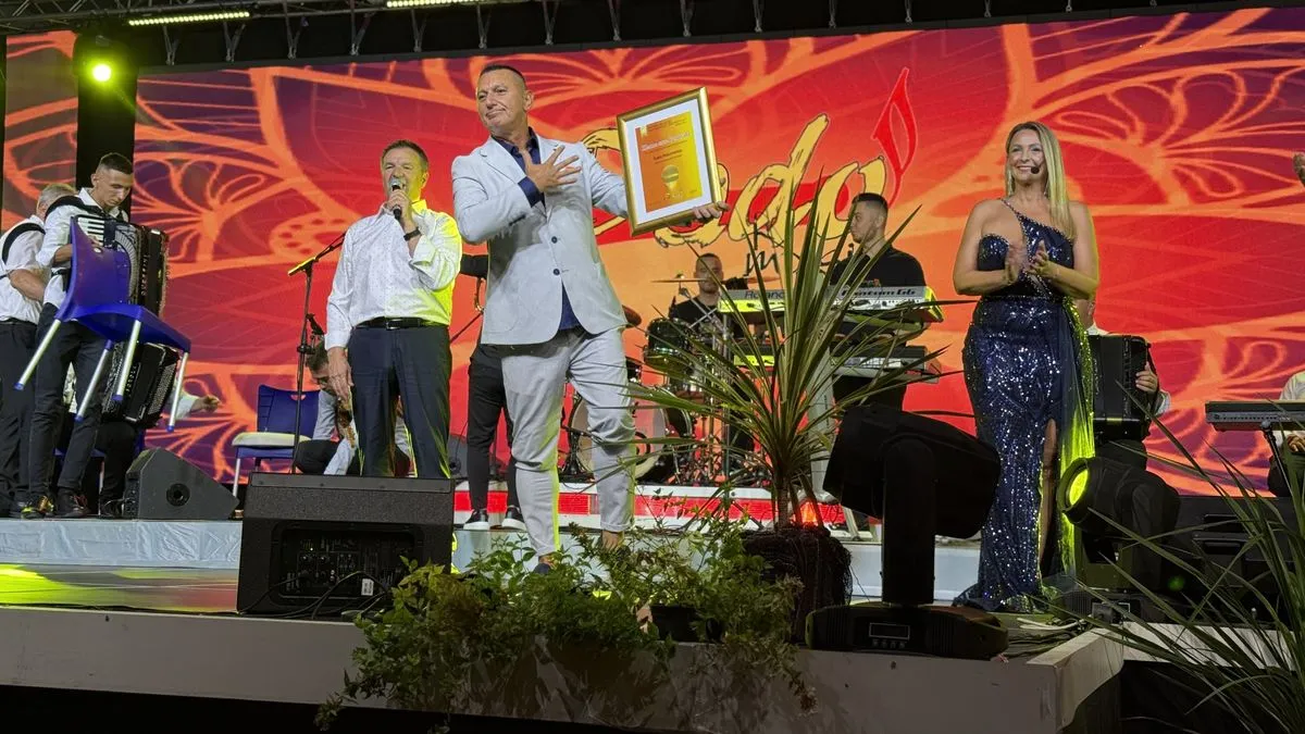 Publika u dvorani "Luke" imala je priliku čuti stihove najpoznatijih narodnih pjesama, ali i premijerno čuti neke nove pjesme koje će sigurno osvojiti publiku. 