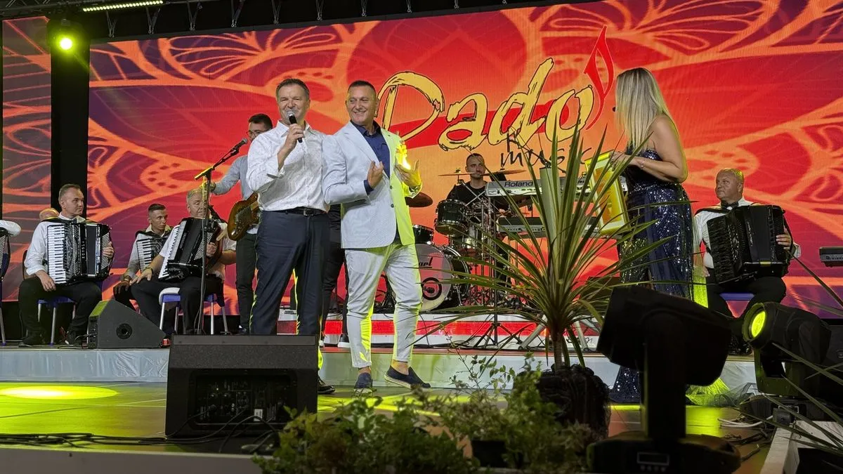 Publika u dvorani "Luke" imala je priliku čuti stihove najpoznatijih narodnih pjesama, ali i premijerno čuti neke nove pjesme koje će sigurno osvojiti publiku. 