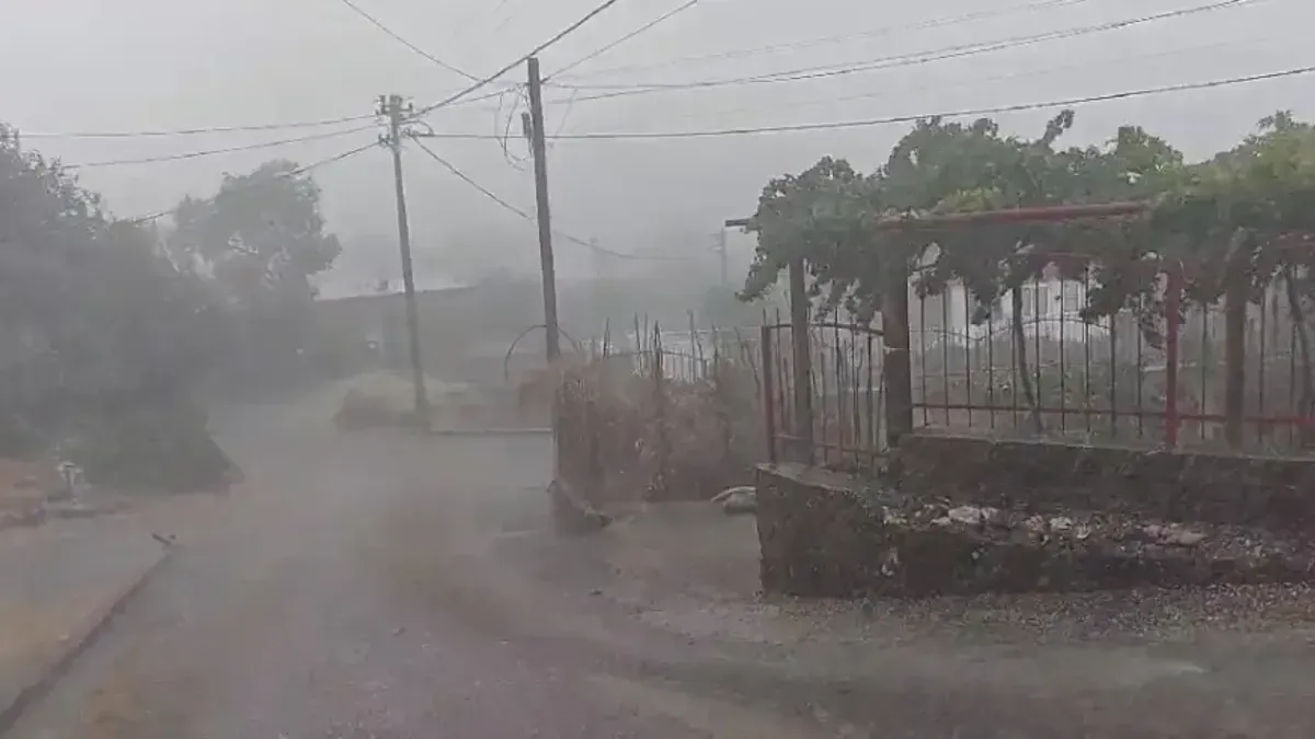 Brojne ulice su pod vodom, a saobraćaj se odvija prilično otežano 