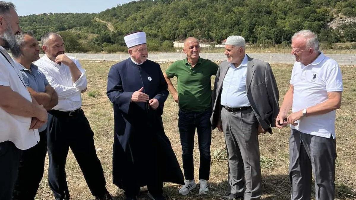 Ranije je Cerić Stolac nazvao “gradom pjesnika, gazija i sjećanja”, te poručio kako Stolac nije samo uspomena, već i amanet. 
