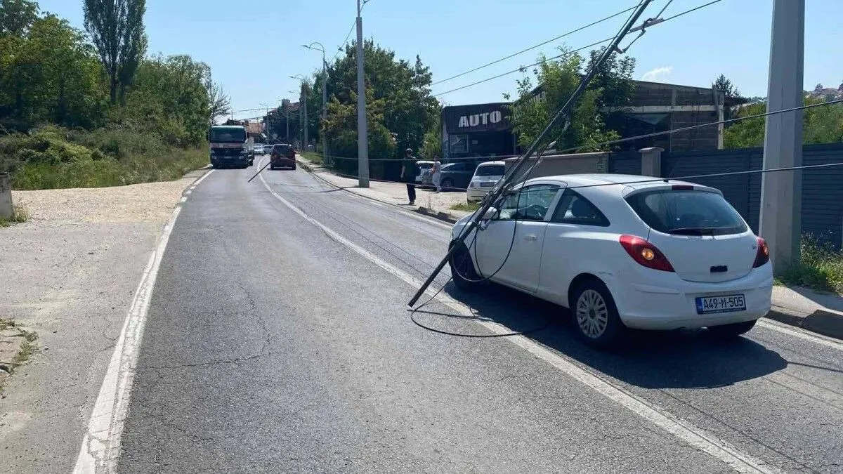 Trolejbuska mreža je u toku jučerašnjeg dana sanirana na tom dijelu i izvođač i nadzor su pregledali sve dijelove, izvršili provjere trolejbuske mreže, navode iz Ministarstva