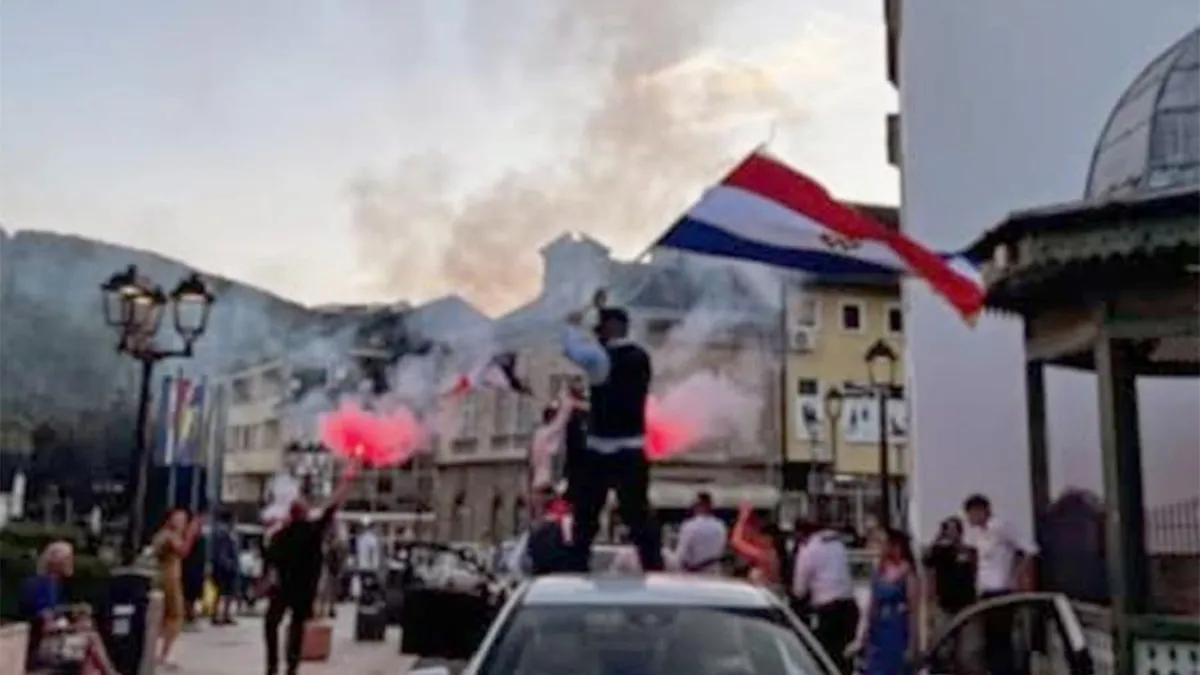 Smatramo da ovakvi postupci narušavaju stabilnu i mirnu atmosferu koju Jajce njeguje godinama, te ih najoštrije osuđujemo.
