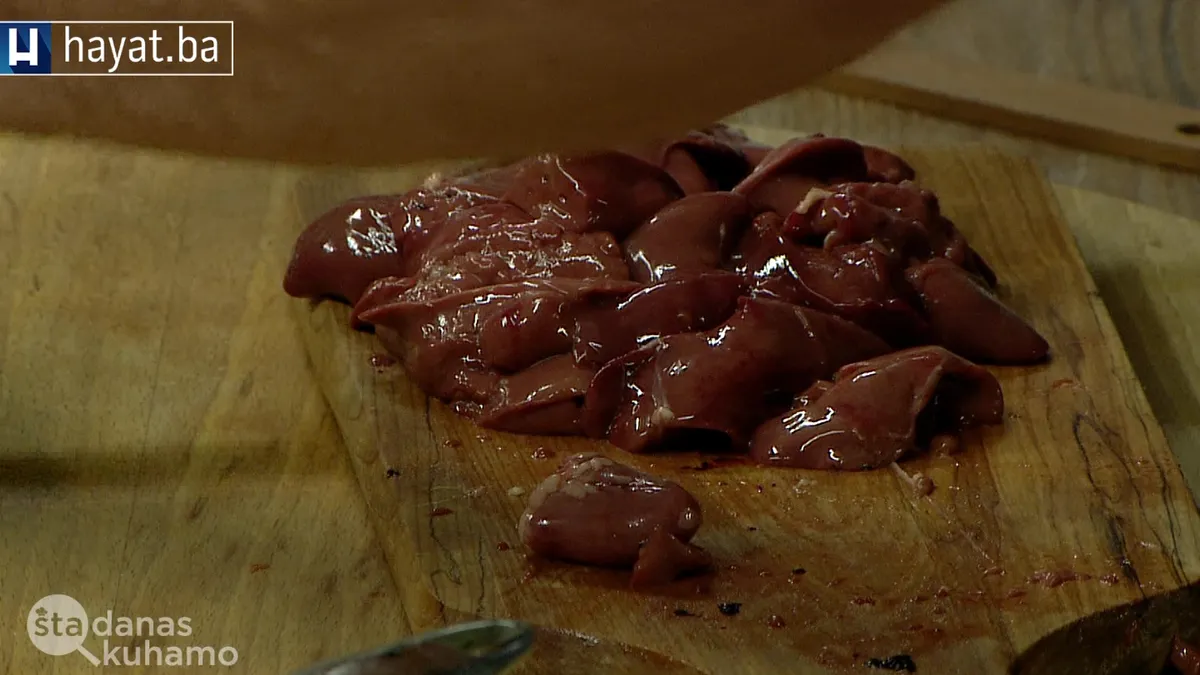 Jetra se često nađe na jelovniku kad poželimo pojesti nešto „zdravo i jako“. Prepuna je željeza, vitamina A, B12 i proteina – sve zvuči kao pravi jackpot za organizam