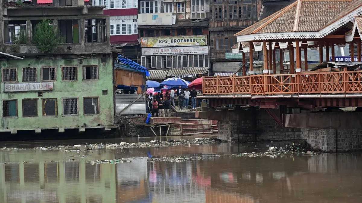 Policija i drugi spasilački timovi su na terenu. Pokušavamo pronaći preživjele, rekao je zvaničnik