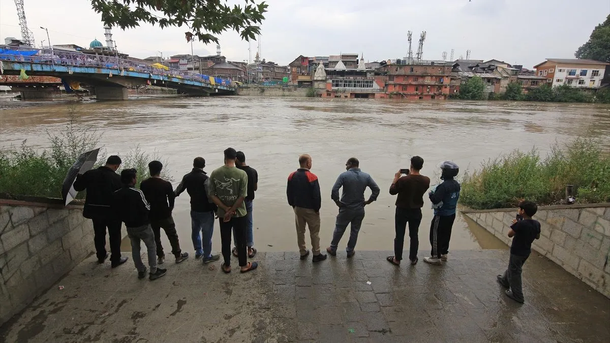 Policija i drugi spasilački timovi su na terenu. Pokušavamo pronaći preživjele, rekao je zvaničnik