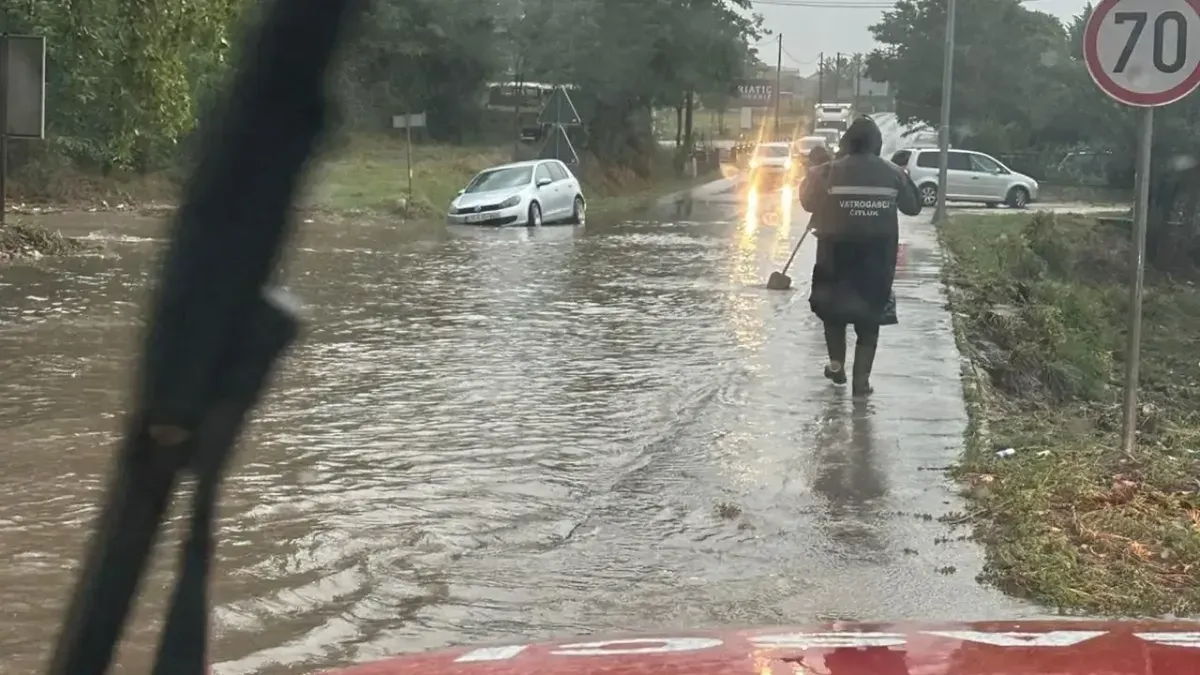Zbog obilnih padavina i vode koja se zadržava u podvožnjaku na ulazu u Mostar (iz pravca Jablanice), preporučuje se korištenje magistralnog puta M-17