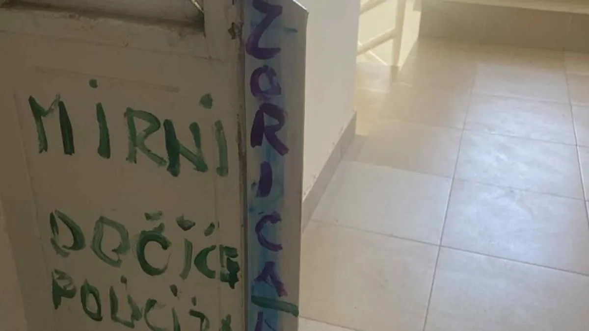 Komšinica iz pakla: Teroriše stanare, svi žive u strahu! Po hodnicima ispisuje jezive prijetnje