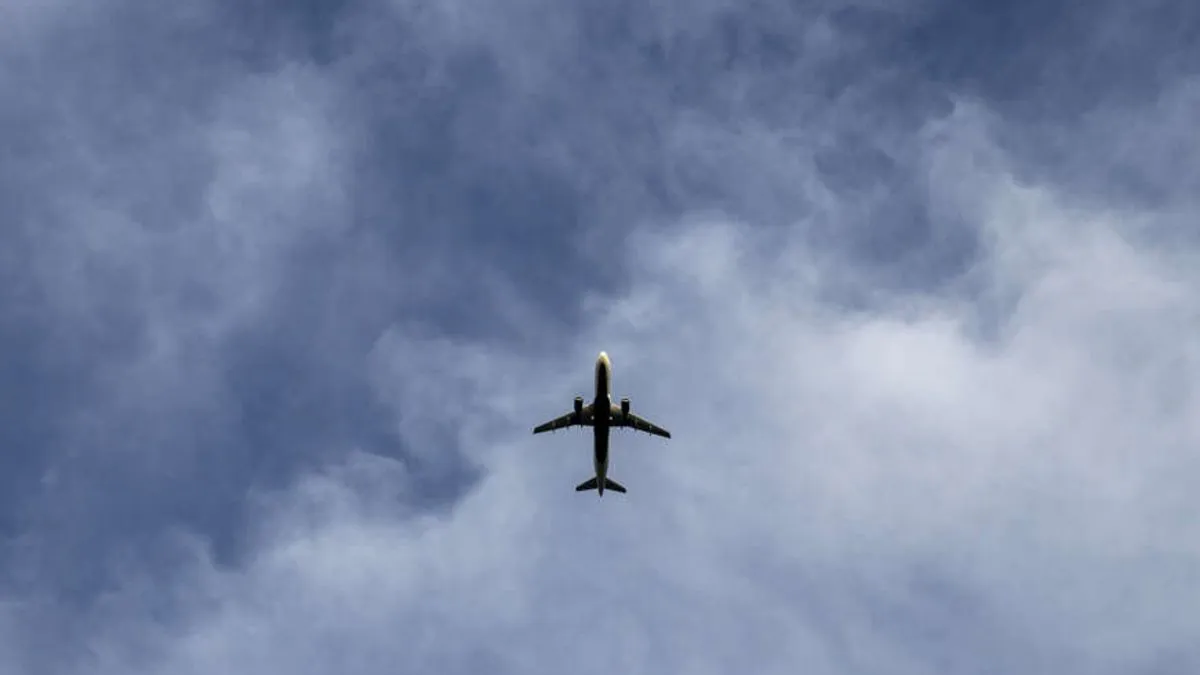 Policija navodi da su dronovi prvi put viđeni u 21:30 po lokalnom vremenu, a zatim ponovo sat kasnije