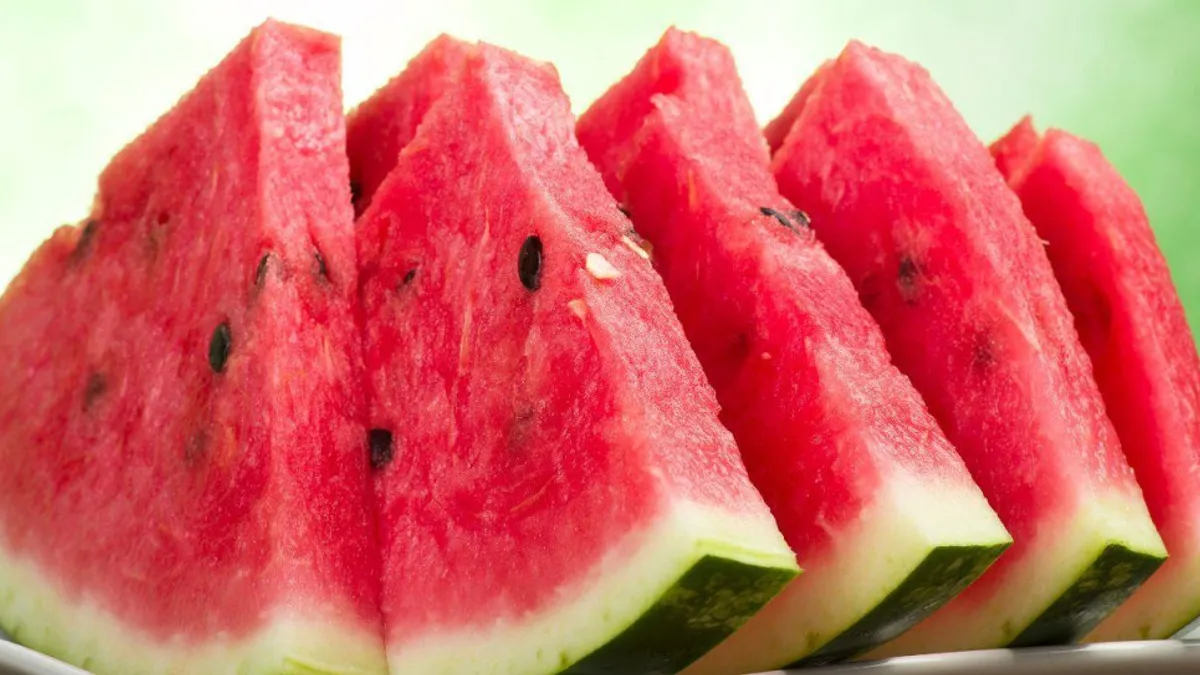 Iako vam najčešće odmah na pamet padne sladoled ili hladna limunada, uvjerljivo najbolji način za osvježenje je poznata i voljena domaća namirnica – lubenica. 