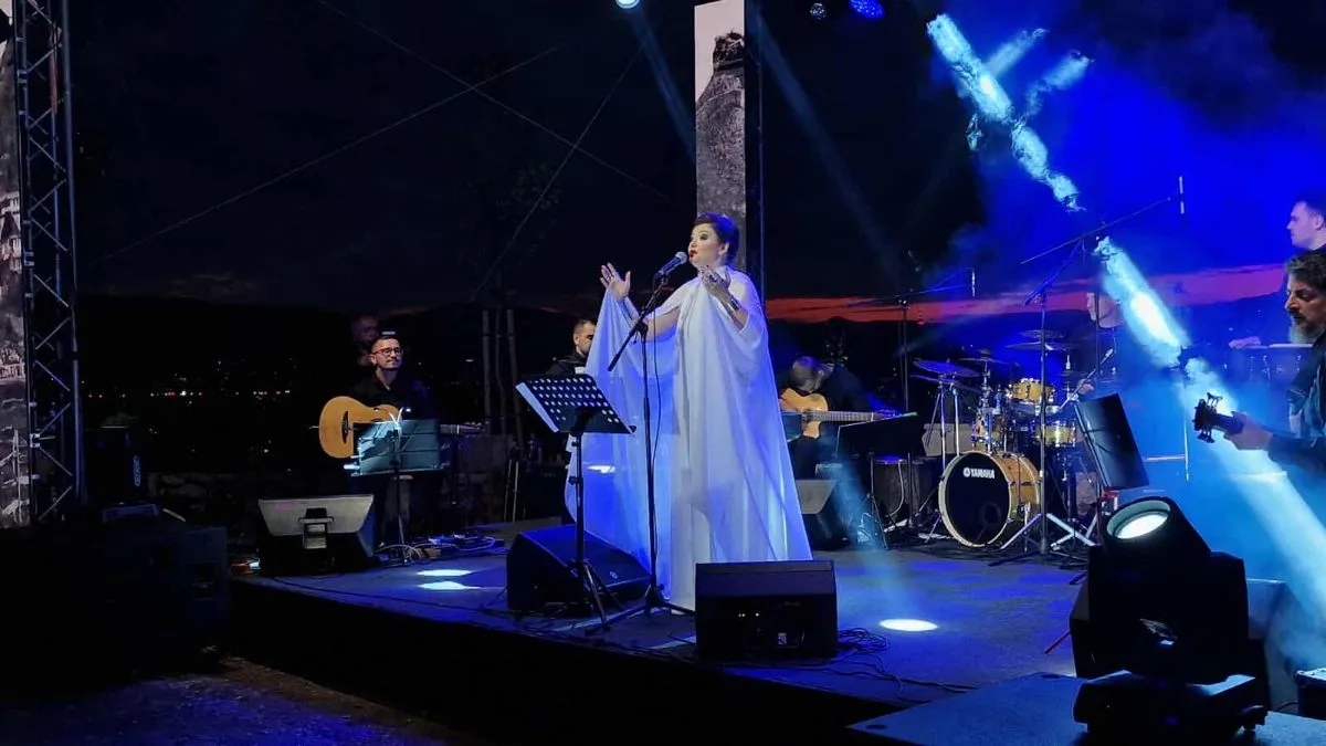 Svaka pjesma bila je putovanje kroz različite muzičke pejzaže, od autentičnih tonova sevdaha do melanholije fada...