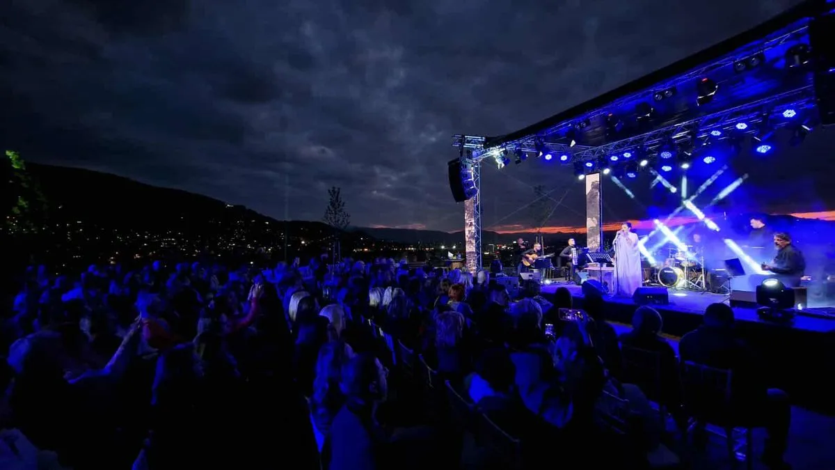 Svaka pjesma bila je putovanje kroz različite muzičke pejzaže, od autentičnih tonova sevdaha do melanholije fada...